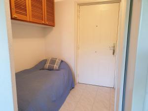 Łóżko lub łóżka w pokoju w obiekcie PORT FREJUS Studio Cabine 100m des plages 4 Person