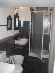 y baño con lavabo, aseo y ducha. en Casa vacanza Civita Catania Centro, en Catania