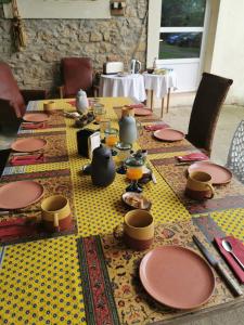 - une table avec des assiettes et des ustensiles en haut dans l'établissement Residence La Borde, à Plavilla