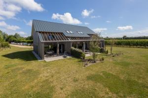 an overhead view of a house with a yard at Welcome in - Vakantiehuis 6 en 12 personen, Vroondijk in Vrouwenpolder in Vrouwenpolder
