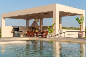 eine Villa mit einem Pool und einem Haus in der Unterkunft Villa Anastasia - Luxury Living in Chania