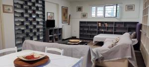 una sala de estar con un sofá y una mesa en Rodi House, en Nauplia