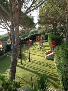 park z dziećmi bawiącymi się na huśtawce w obiekcie Happy Camp Mobile Homes in El-Bahira Camping Village w mieście San Vito lo Capo +17 zdjęć
