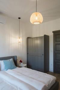 een slaapkamer met een groot bed met 2 verlichting bij Villa Strokay - Few minutes walk from Lake Balaton in Keszthely