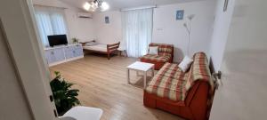 Μια τηλεόραση ή/και κέντρο ψυχαγωγίας στο Apartment Folic Sutomore