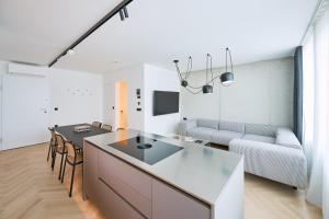 TV a/nebo společenská místnost v ubytování NEU RESIDENCES smart stay