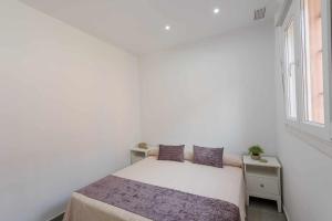 biała sypialnia z łóżkiem i oknem w obiekcie Apartamento Torero II w mieście Marchena +15 zdjęć