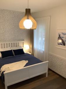 una camera con letto e copriletto blu di Vila MAY a Juodkrantė