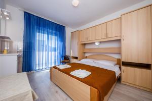 En eller flere senge i et værelse på Apartments Mladenka in Banjol