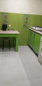 baño verde con mesa y aseo en Apartment in Poti, en Poti
