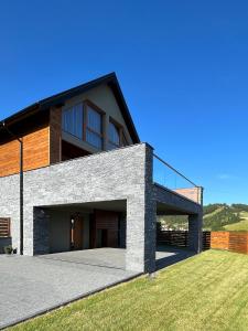 a modern house with a driveway at View & Spa Villa in Kluszkowce