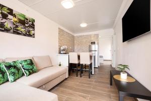 una sala de estar con un sofá y una mesa en Apartamento Dayely, en Corralejo