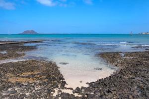 - Vistas a la playa y al agua en Apartamento Dayely, en Corralejo