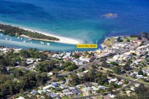 una vista aérea de una playa con un cartel amarillo en Jervis Bay Motel, en Huskisson