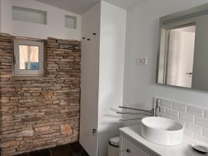 Kúpeľňa v ubytovaní Maisonnette indépendante avec jardin/patio