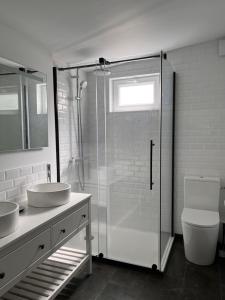 Kúpeľňa v ubytovaní Maisonnette indépendante avec jardin/patio