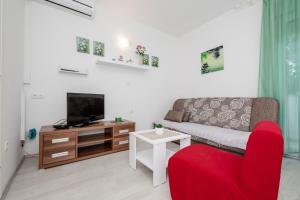 sala de estar con sofá y TV en Apartments Mladenka in Banjol, en Banjol