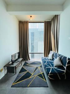 een slaapkamer met een blauw bed en een groot raam bij Furr Empire Damansara studio free netflix wifi in Petaling Jaya
