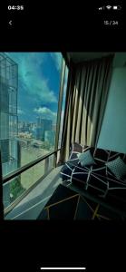 een slaapkamer met 2 bedden en een groot raam bij Furr Empire Damansara studio free netflix wifi in Petaling Jaya