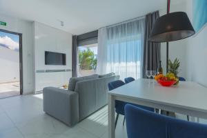 TV a/nebo společenská místnost v ubytování Villa Allegra Luxury Apartments