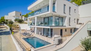 Bazén v ubytování Villa Allegra Luxury Apartments nebo v jeho okolí