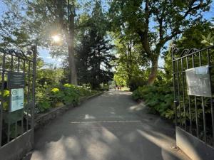eine Straße mit einem Tor in einem Park mit Bäumen in der Unterkunft Lumineux Studio 30m2 / Balcon / Proche Gare et Ville in Montigny-lès-Metz