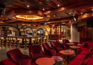 Resort Hotel Alex Zermatt tesisinde lounge veya bar alanı
