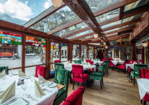 Restoran ili drugo mesto za obedovanje u objektu Resort Hotel Alex Zermatt