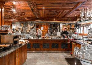 Köök või kööginurk majutusasutuses Resort Hotel Alex Zermatt