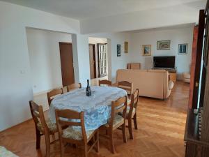 una sala da pranzo con tavolo e sedie di Vacation Home Nusha a Okrug Donji