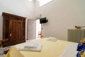 ein Schlafzimmer mit einem Bett mit zwei Handtüchern darauf in der Unterkunft Casa Vacanza Lu Sule in Uggiano la Chiesa