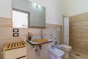 Ένα μπάνιο στο Casa Vacanza Lu Sule +13 φωτογραφίες