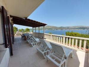 balcone con sedie e vista sull'acqua di Vacation Home Nusha a Okrug Donji