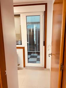 una puerta que conduce a una habitación con ventana en Playa Nigrán, en Nigrán