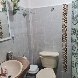 パレンケにあるApartamento Africaのバスルーム(トイレ、洗面台付)