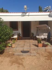 Patio nebo venkovní prostory v ubytování Anemolia Tiny Stone House