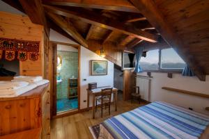 ein Schlafzimmer mit einem Bett und einem Tisch in einem Zimmer in der Unterkunft LA CASA DI MONICA E LUCIANO in Stresa
