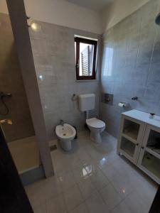 Koupelna v ubytování Seafront House Nusha + 23 fotografií