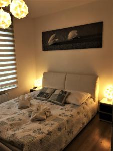 ein Schlafzimmer mit einem Bett mit zwei Handtüchern darauf in der Unterkunft Apartamenty Kołobrzeg Apartments Polanki in Kołobrzeg