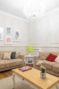 Гостиная зона в Charming apartment with patio a few steps from Colosseum +27 фотографий
