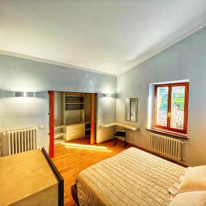 um quarto com uma cama e uma janela em Residenza San Donato em Montepulciano