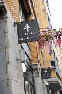 un panneau indiquant un restaurant sur le côté d'un bâtiment dans l'établissement Alma Grand Place Hotel, à Bruxelles