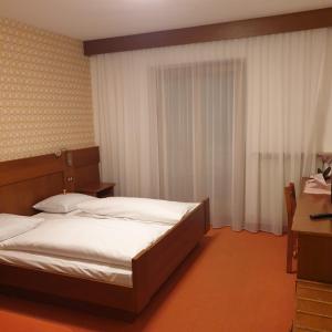 Кровать или кровати в номере Pension an der Mayenburg