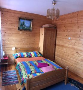 1 dormitorio con 1 cama en una habitación de madera en Złoty Kłos en Szklarska Poręba