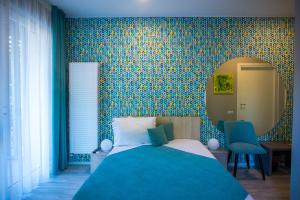 Dormitorio azul con cama y espejo en VerTe, en Techirghiol
