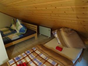 Habitación pequeña con 2 camas en una cabaña de madera en Fewo Lena, en Welling