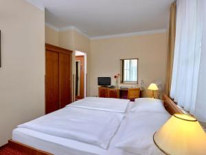 Een bed of bedden in een kamer bij Hotel Melantrich