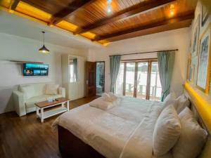 een slaapkamer met een groot bed en een woonkamer bij Morelo Water Villa in Batam Center