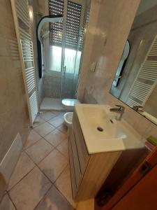 Um banheiro em Alloggio Silva