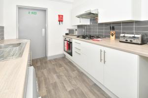 Kitchen o kitchenette sa City Centre Home by the Peaks with 3 Bedrooms